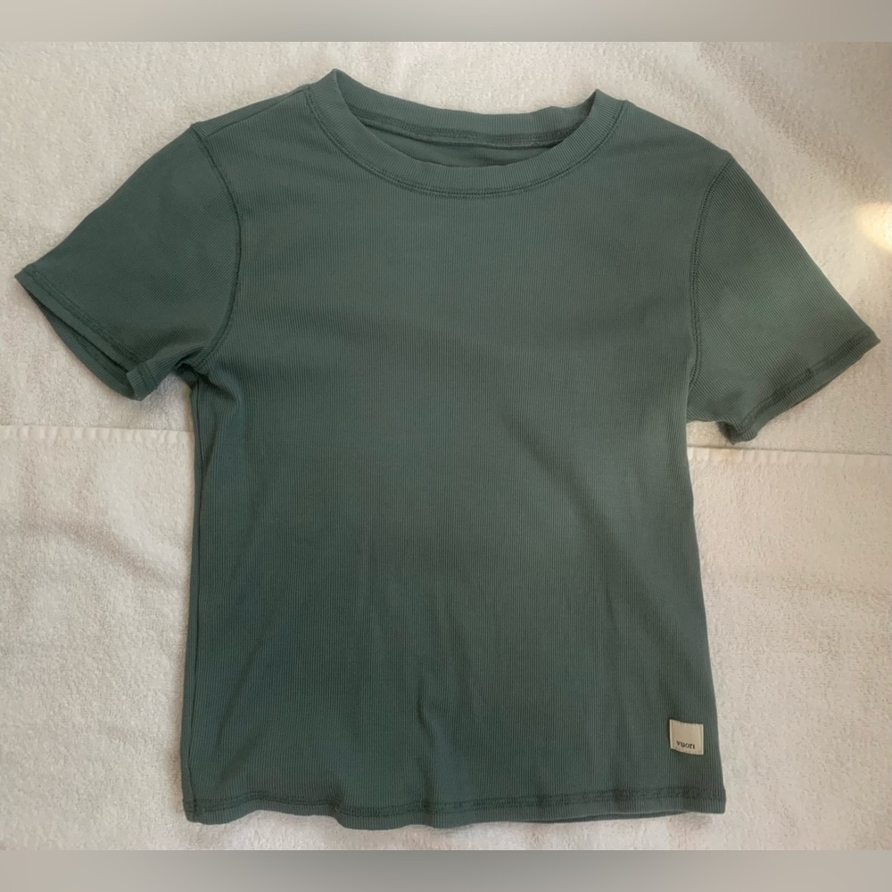 Vuori Green Pose Fitted Tee